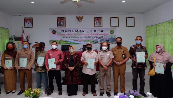 Walikota Serahkan 1.137 Sertifikat Tanah Program PTSL