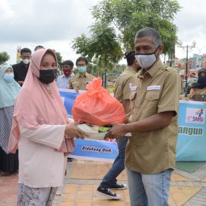 SMSI Kota Batam Bagikan Ratusan Paket Sembako Kepada Masyarakat