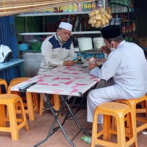Redam Haus Dan Panas, Gubernur Kepri  Santap Es Apollo Di Pinggir Jalan 