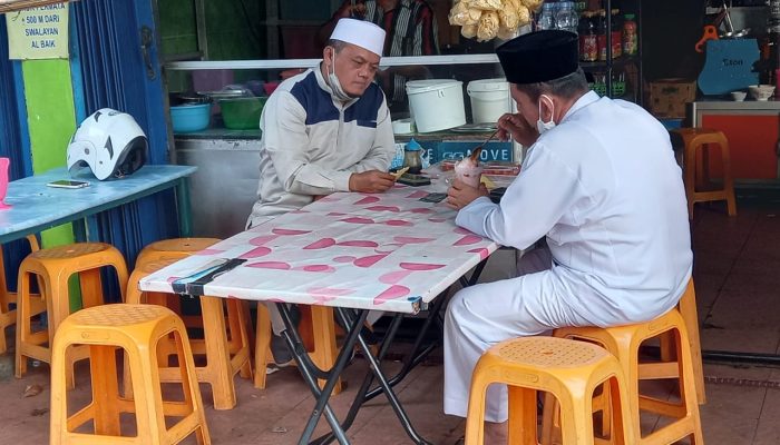 Redam Haus Dan Panas, Gubernur Kepri  Santap Es Apollo Di Pinggir Jalan 