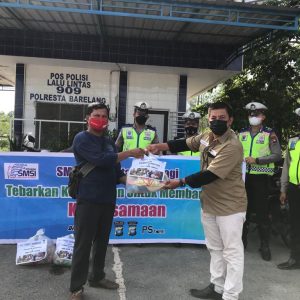 SMSI Batam dan Polresta Barelang Bagikan Sembako ke Warga