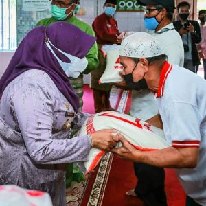 Berkat Zakat 2,5 Persen ASN Pemko Tanjungpinang,Walikota Bantu Kesulitan Warga