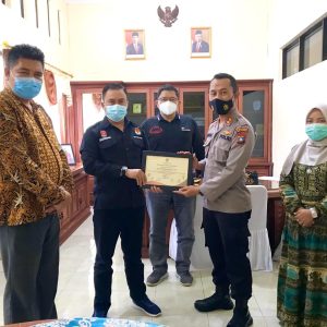 KPU Natuna Serahkan Piagam Penghargaan Kepada Kapolres Natuna