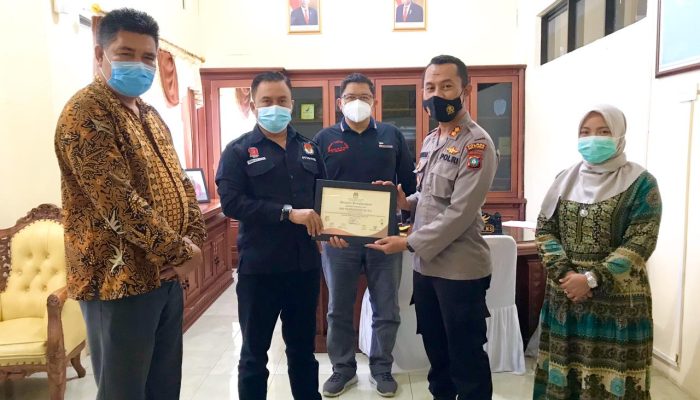 KPU Natuna Serahkan Piagam Penghargaan Kepada Kapolres Natuna