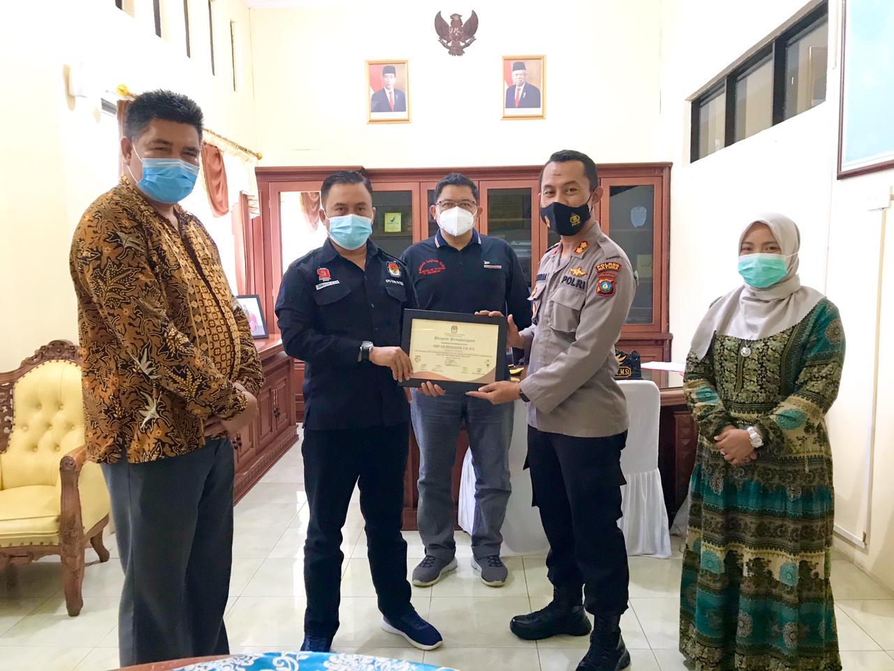 KPU Natuna Serahkan Piagam Penghargaan Kepada Kapolres Natuna