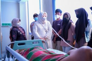 Keluarga Pasien Terharu Dikunjungi Rahma dan Marlin Di RSUP