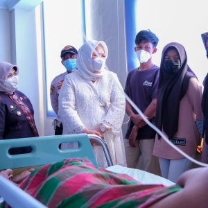 Keluarga Pasien Terharu Dikunjungi Rahma dan Marlin Di RSUP