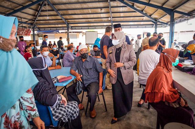 Walikota Dan Gubernur Kepri Tinjau Vaksinasi Covid-19 Bagi Lansia