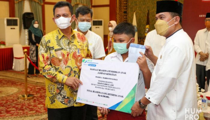 Jamsostek Serahkan Beasiswa Pendidikan Anak Peserta Program JKK Dan JKM