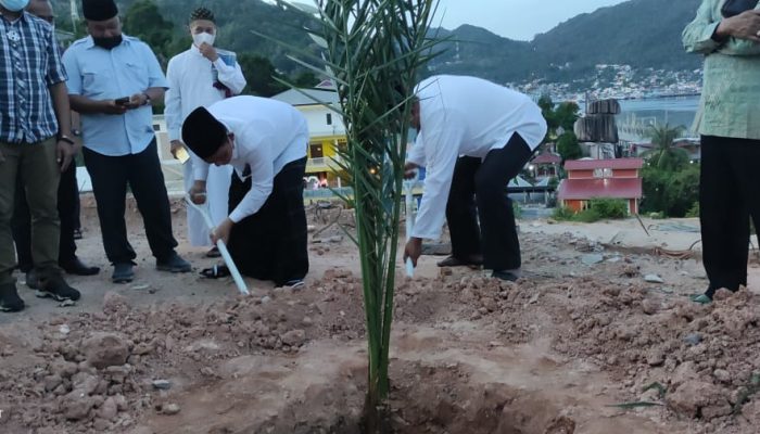 Gubernur Kepri Tanam Kurma Di Halaman Masjid Agung Baitul Makmur Tarempa