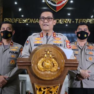 Polri Kerahkan Mobil Dapur Umum, Logistik, Kapal hingga Perahu Karet Bantu Korban Banjir NTT
