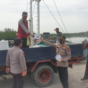 Polsek Kawasan Pelabuhan SBP Bagi 120 Masker Di Dua Pelabuhan