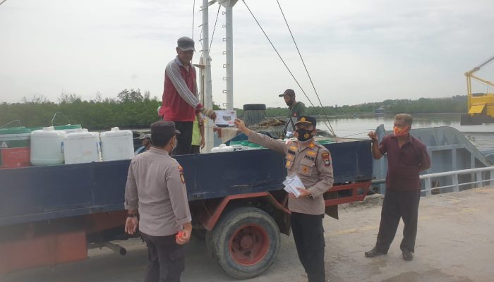 Polsek Kawasan Pelabuhan SBP Bagi 120 Masker Di Dua Pelabuhan