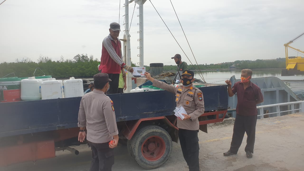 Polsek Kawasan Pelabuhan SBP Bagi 120 Masker Di Dua Pelabuhan