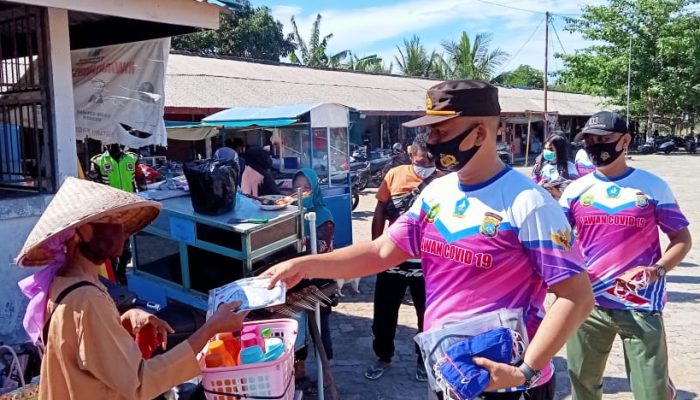 Tim Gabungan Bagikan Masker Untuk Masyarakat Gunung Kijang