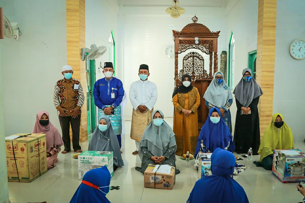 Bangkitkan IKM BKMT, Rahma Serahkan Bantuan Peralatan