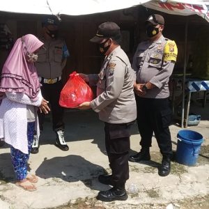 Jelang Idul Fitri, Polsek Tanjungpinang Timur Bagikan Sembako