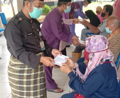 OPD Pemko Tanjungpinang Serentak Salurkan Zakat Bagi Anak Yatim dan Kaum Dhuafa