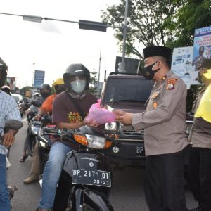 Polres Tanjungpinang Bersama Bhayangkari Bagikan Takjil dan Masker
