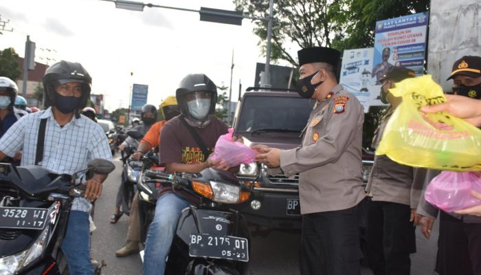 Polres Tanjungpinang Bersama Bhayangkari Bagikan Takjil dan Masker