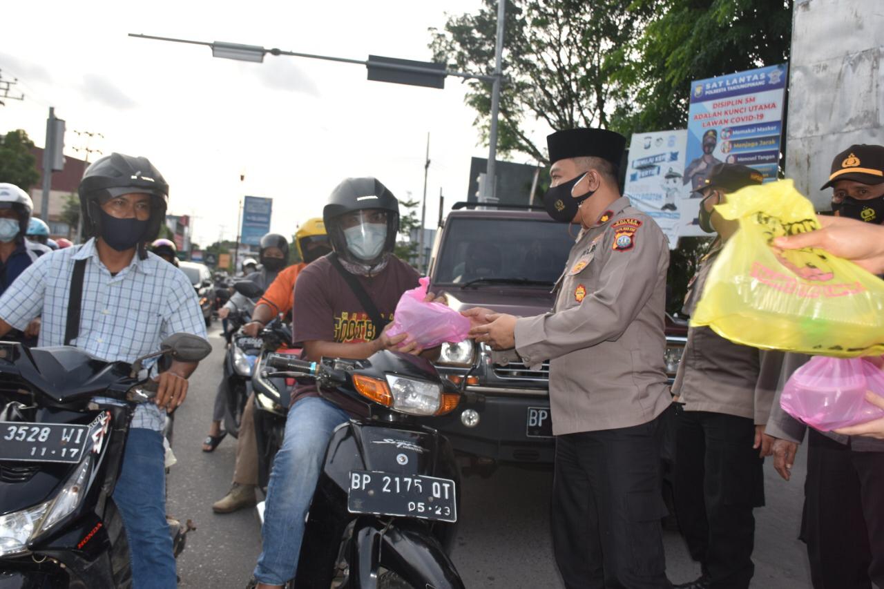 Polres Tanjungpinang Bersama Bhayangkari Bagikan Takjil dan Masker