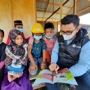 Peringati Hardiknas, Pelindo 1 Ajak Anak Dusun Pesisir Deli Serdang Baca Dan Tulis