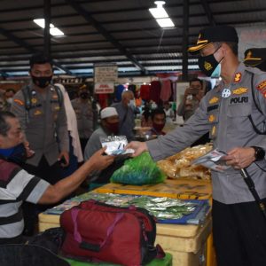 Kapolres Tanjungpinang Pantau Prokes Di Pasar Dan Bagikan Masker