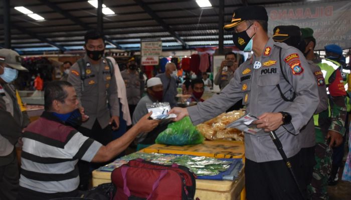 Kapolres Tanjungpinang Pantau Prokes Di Pasar Dan Bagikan Masker