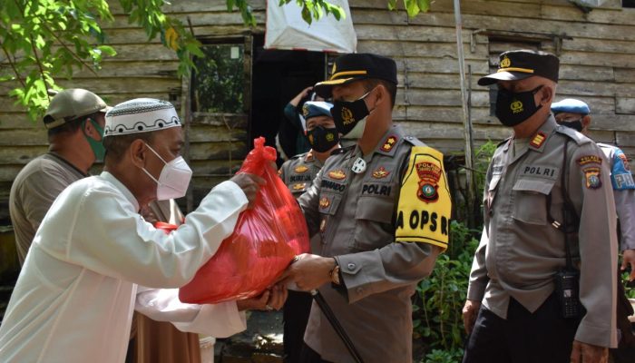 Polres Tanjungpinang Bagikan Sembako Untuk Warga Terdampak Covid-19