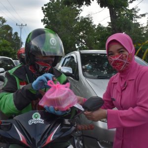 Kapolres Bersama Bhayangkari Dan HMI Bagikan Takjil Dan Masker