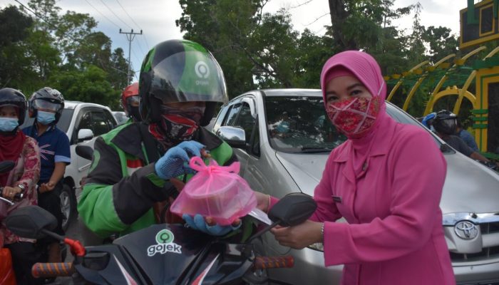 Kapolres Bersama Bhayangkari Dan HMI Bagikan Takjil Dan Masker