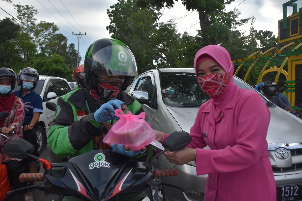 Kapolres Bersama Bhayangkari Dan HMI Bagikan Takjil Dan Masker
