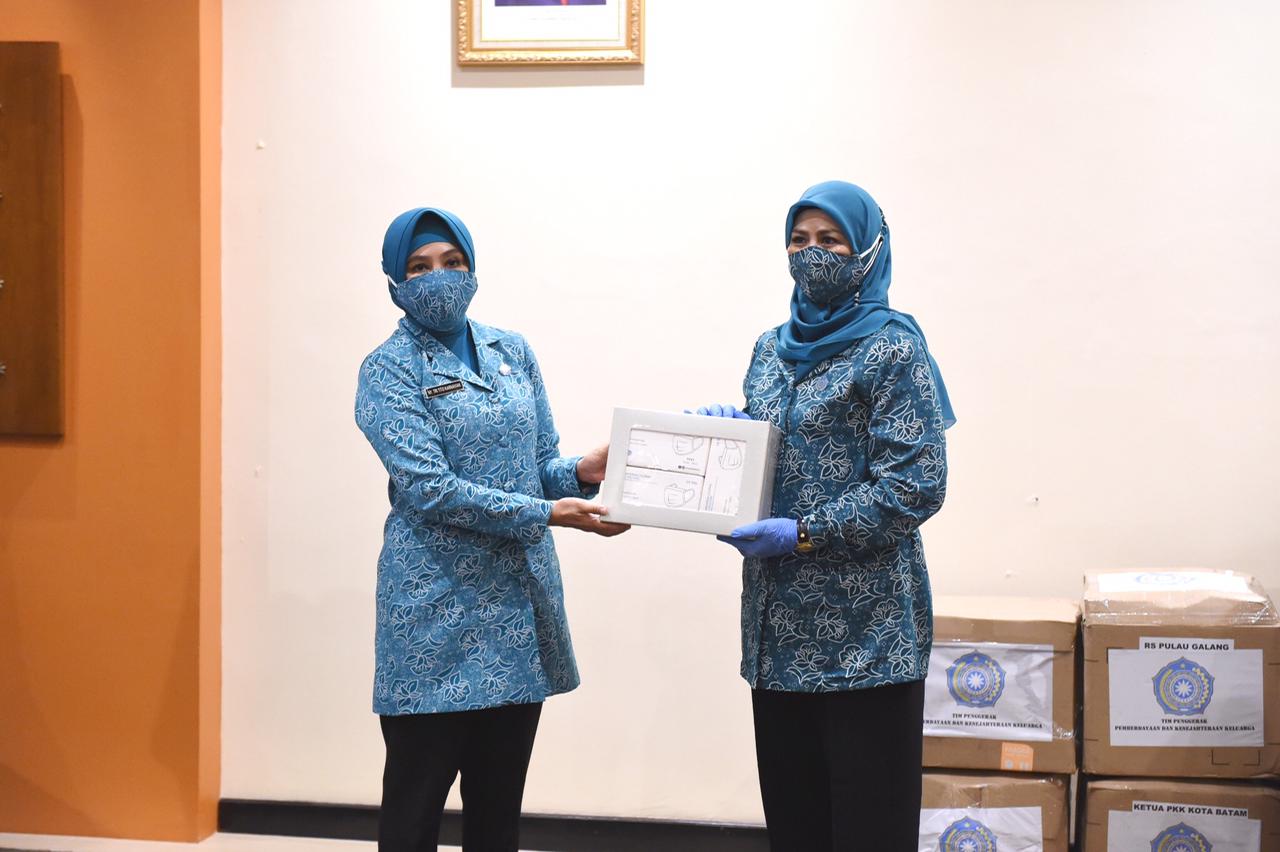 Ketua PKK Pusat Serahkan 40 Ribu Masker Untuk Kepri