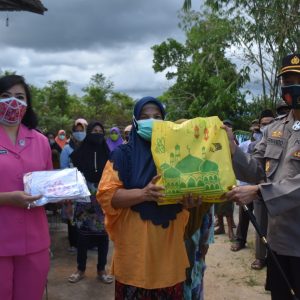 Polres Tanjungpinang Bagikan Sembako Untuk Purnawirawan Dan Warakauri Polri