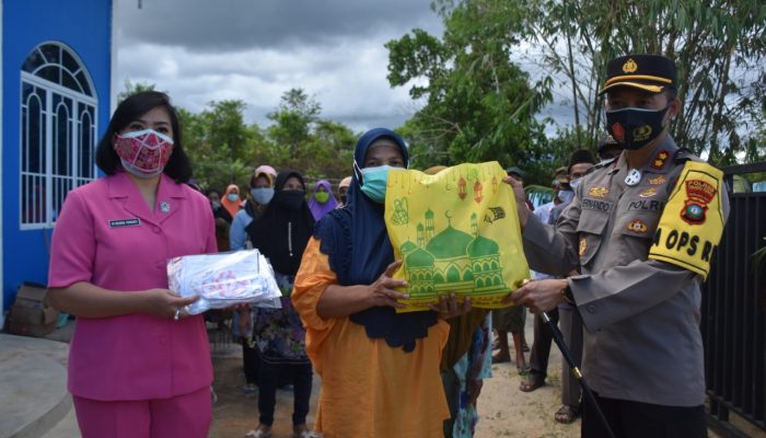 Polres Tanjungpinang Bagikan Sembako Untuk Purnawirawan Dan Warakauri Polri