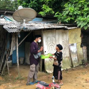 “Razia Perut Lapar” Terobos Kampung Antarkan Kue Lebaran