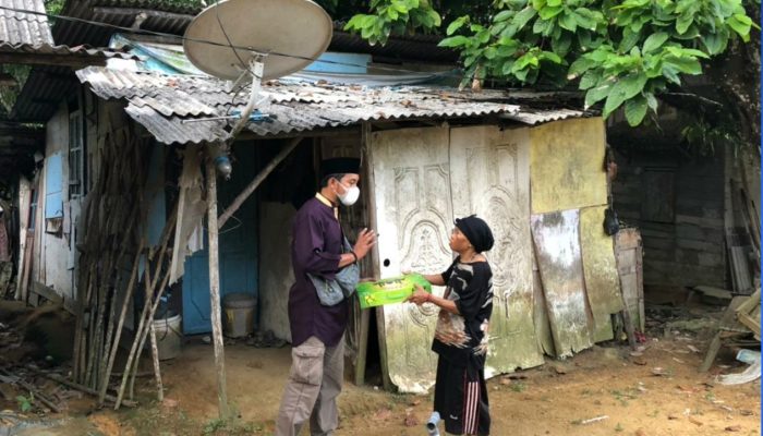 “Razia Perut Lapar” Terobos Kampung Antarkan Kue Lebaran