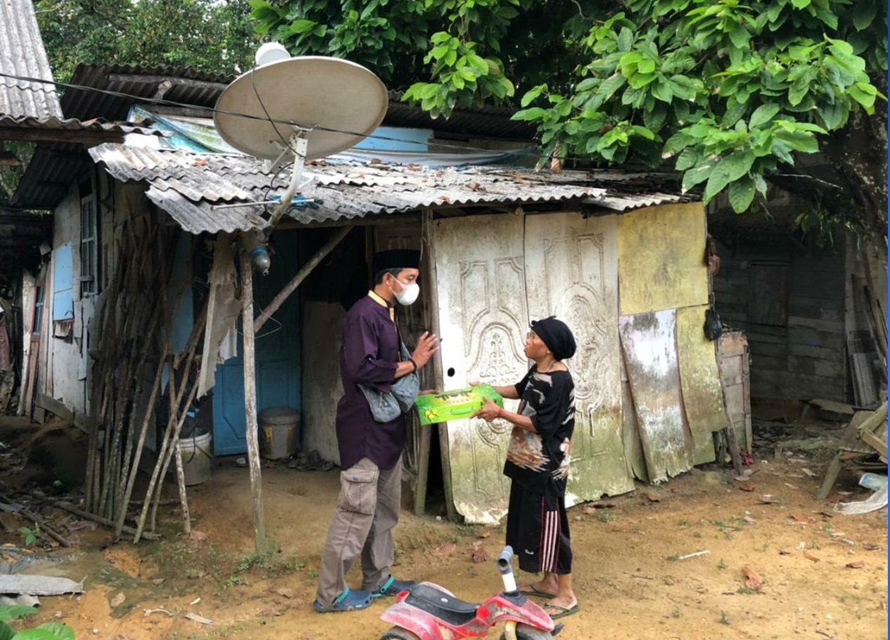 “Razia Perut Lapar” Terobos Kampung Antarkan Kue Lebaran