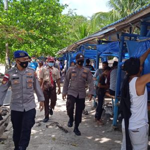 Personil Pos Pam Pantai Trikora Pantau Pengunjung Dan Berikan Himbauan Prokes