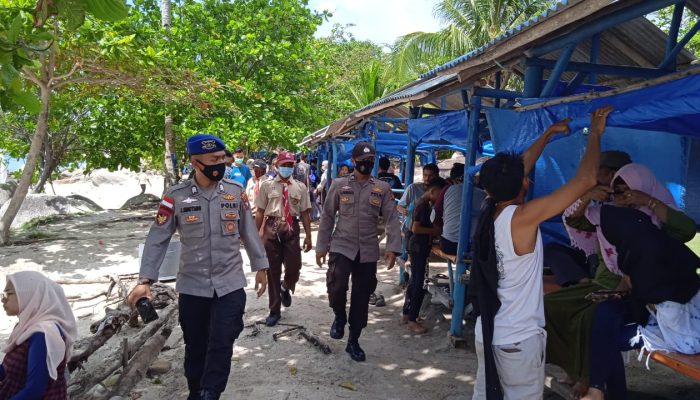 Personil Pos Pam Pantai Trikora Pantau Pengunjung Dan Berikan Himbauan Prokes