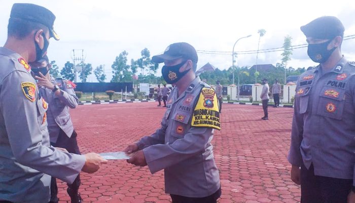 Kapolres Bintan Berikan Piagam Penghargaan Terhadap Personil Berdedikasi Tinggi