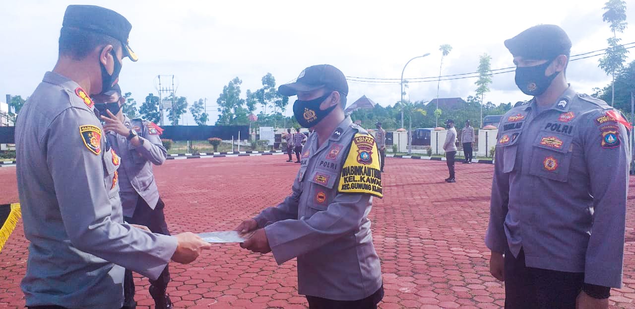 Kapolres Bintan Berikan Piagam Penghargaan Terhadap Personil Berdedikasi Tinggi
