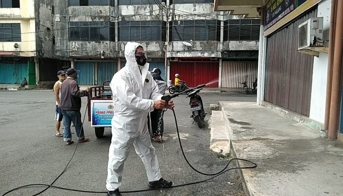 Polsek Bukit Bestari Semprot Cairan Desinfektan di Kawasan Bintan Plaza