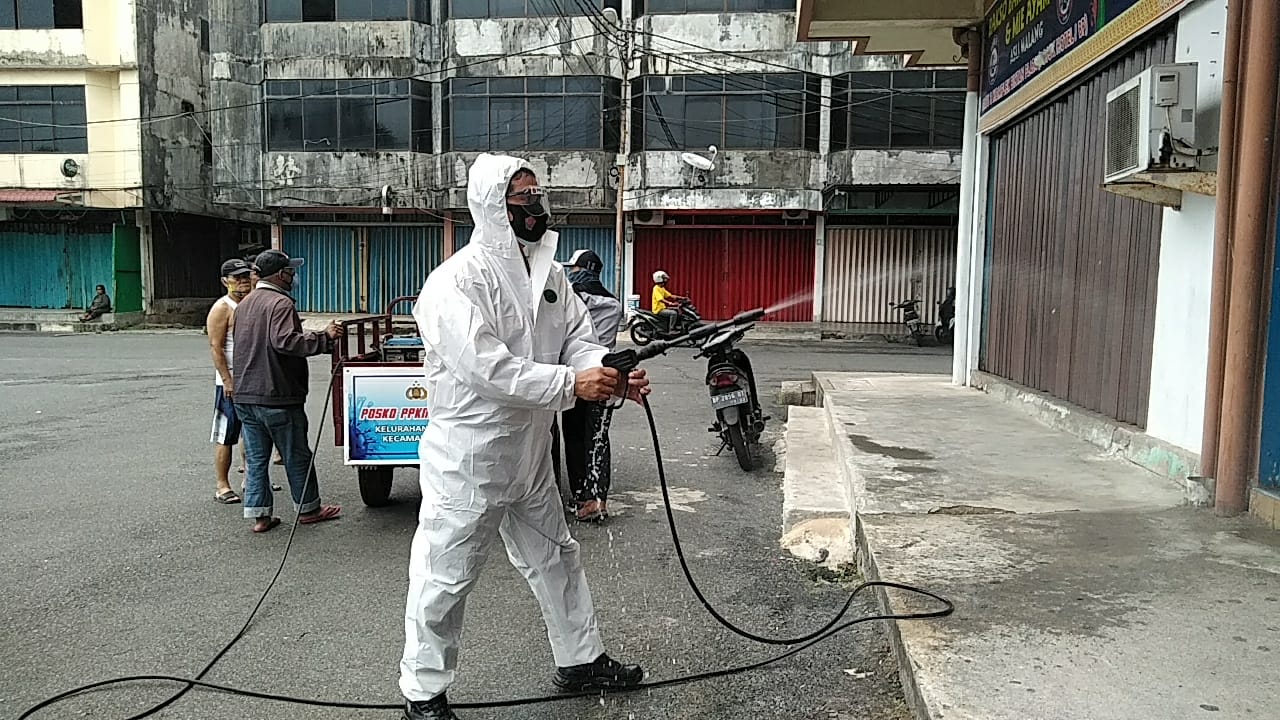 Polsek Bukit Bestari Semprot Cairan Desinfektan di Kawasan Bintan Plaza