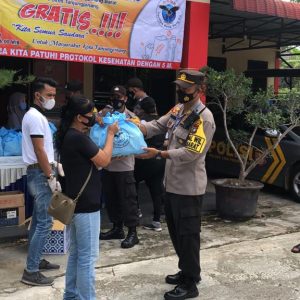 Terdampak Covid-19, Polsek Tanjungpinang Barat Bersama Yayasan Heng Heng Sia Bagikan 300 Paket Sembako