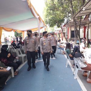 Kapolda Kepri Tinjau Posko PPKM Zona Merah Di Batam Dan Vaksinasi Massal