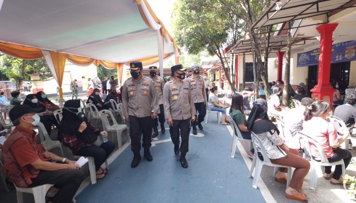 Kapolda Kepri Tinjau Posko PPKM Zona Merah Di Batam Dan Vaksinasi Massal