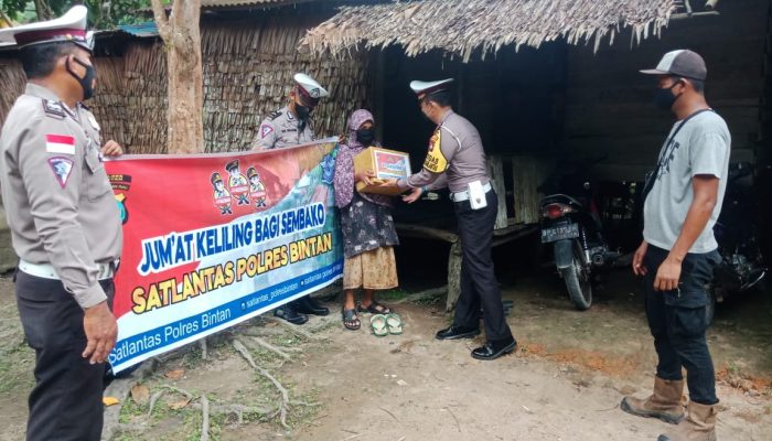Satlantas Polres Bintan Bagikan Sembako Dan Himbau Prokes