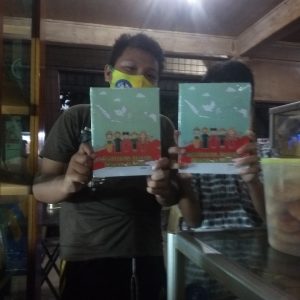 Presiden Jokowi Sebar Buku Tulis Di Pinggir Jalan