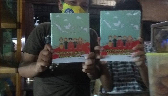Presiden Jokowi Sebar Buku Tulis Di Pinggir Jalan